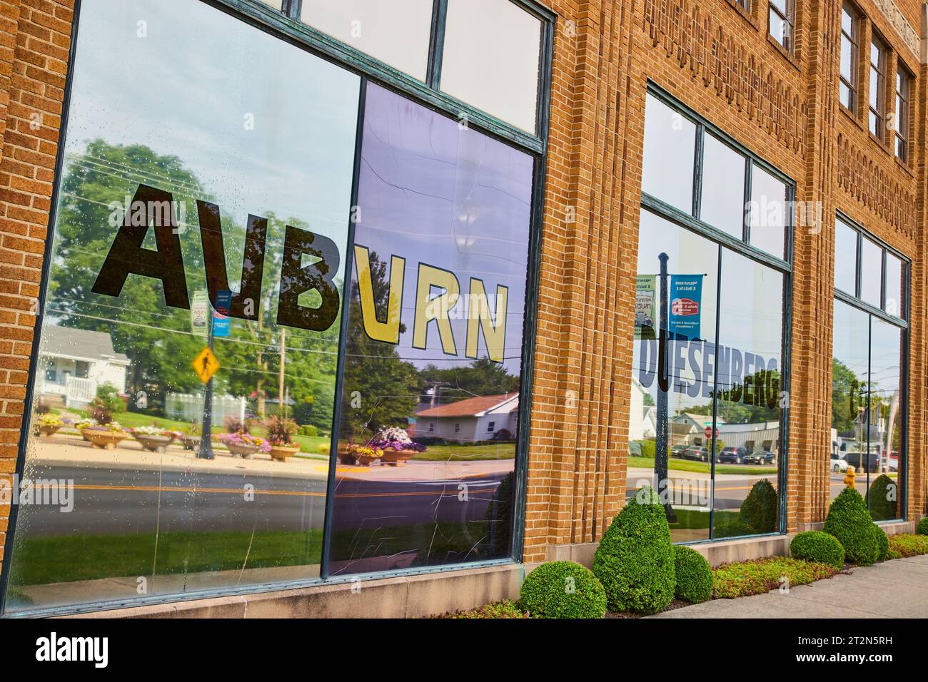 Nahaufnahme der Fenster des ACD Automobile Museums mit Auburn- und Duesenberg-Aufklebern Stockfoto