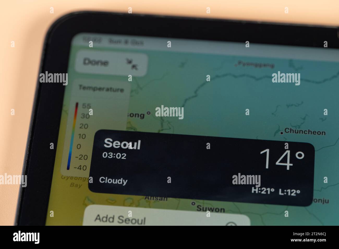 New York, USA – 8. Oktober 2023: Überprüfung der Temperatur außerhalb von Seoul mit der Online-App ipad Tablet-Bildschirm Nahansicht Stockfoto
