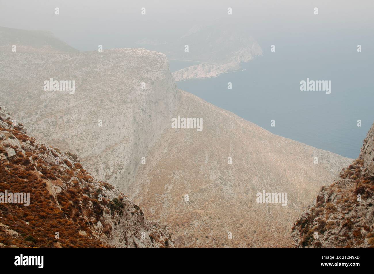 Amorgos Island, Kykladen, Griechenland. 12. August 2008. Panoramablick von den Höhen des Berges Krikelos über das Meer rund um die Insel Amorgos Stockfoto