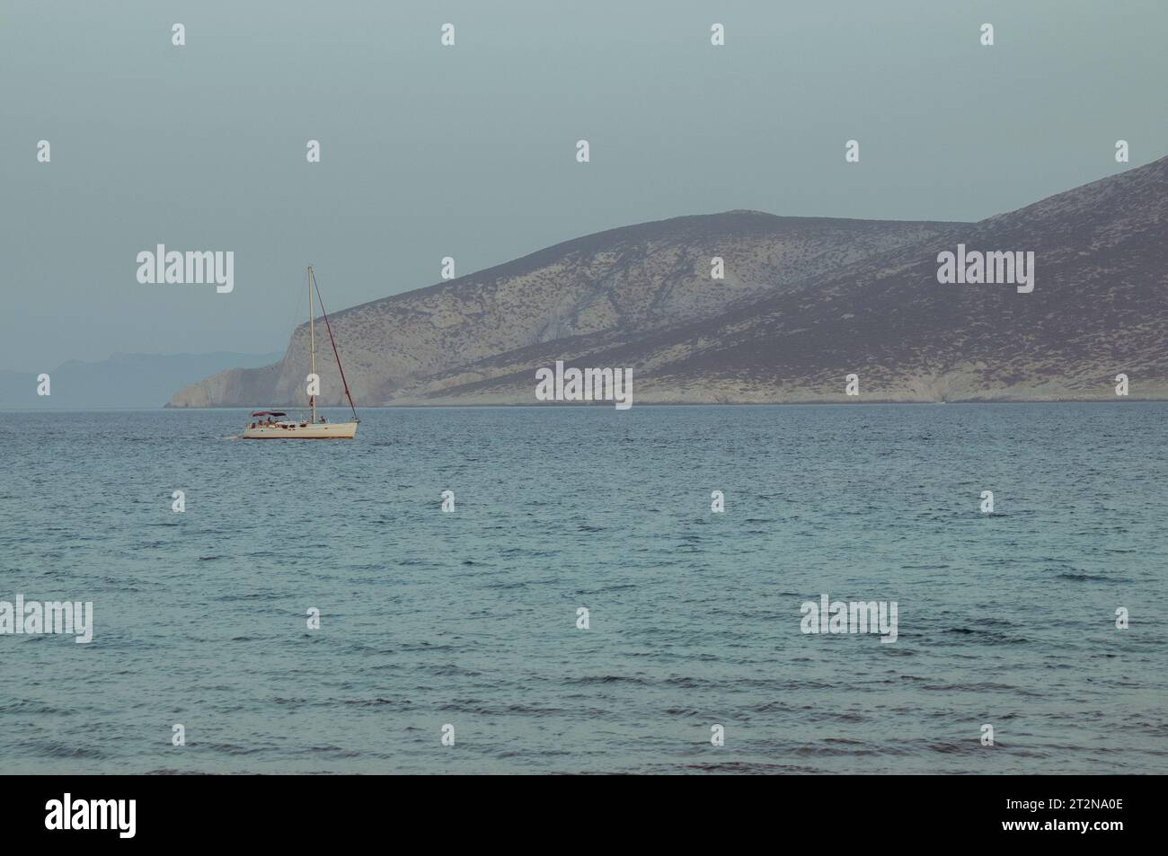 Amorgos Island, Kykladen, Griechenland. August 2008. Panorama des Meeres um die Insel Amorgos bei Sonnenuntergang Stockfoto
