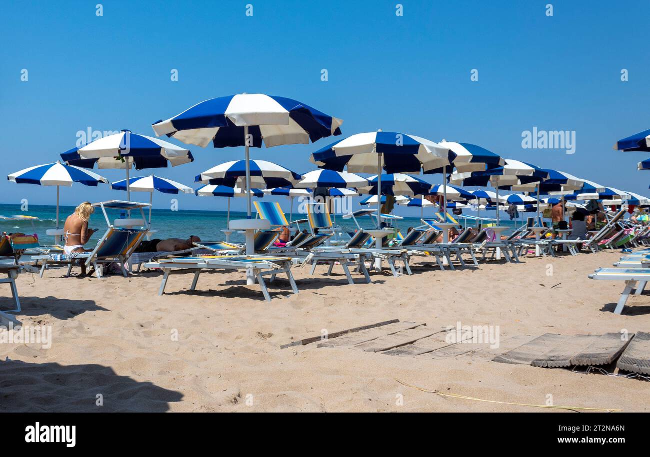Sizilianischer Strand mit Sonnenschirmen und Liegen Stockfoto