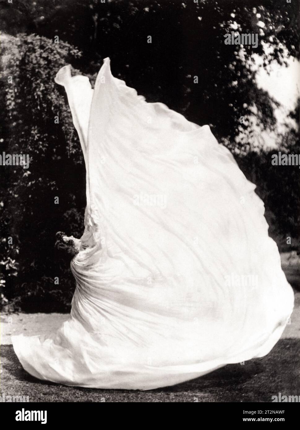 1896 , FRANKREICH : die gefeierte amerikanische Tänzerin der pariser Belle Epoque LOIE FULLER ( 1862–1928 ) , ein Pionier sowohl moderner Tanz als auch theatralischer Beleuchtungstechniken . Foto: Théodore Rivière. - Foto STORICHE - GESCHICHTE - TANZ - DANZA - BALLETTO - Ballerina - Avanguardia - Avantgarde - BALLETTO - TEATRO - AVANGUARDIA - THEATER - moderno - modernismus - Kostüm di Scena - Bühnenkostüm - Ala - MUSE - MUSA - farfalla - SCHMETTERLING --- Archivio GBB Stockfoto
