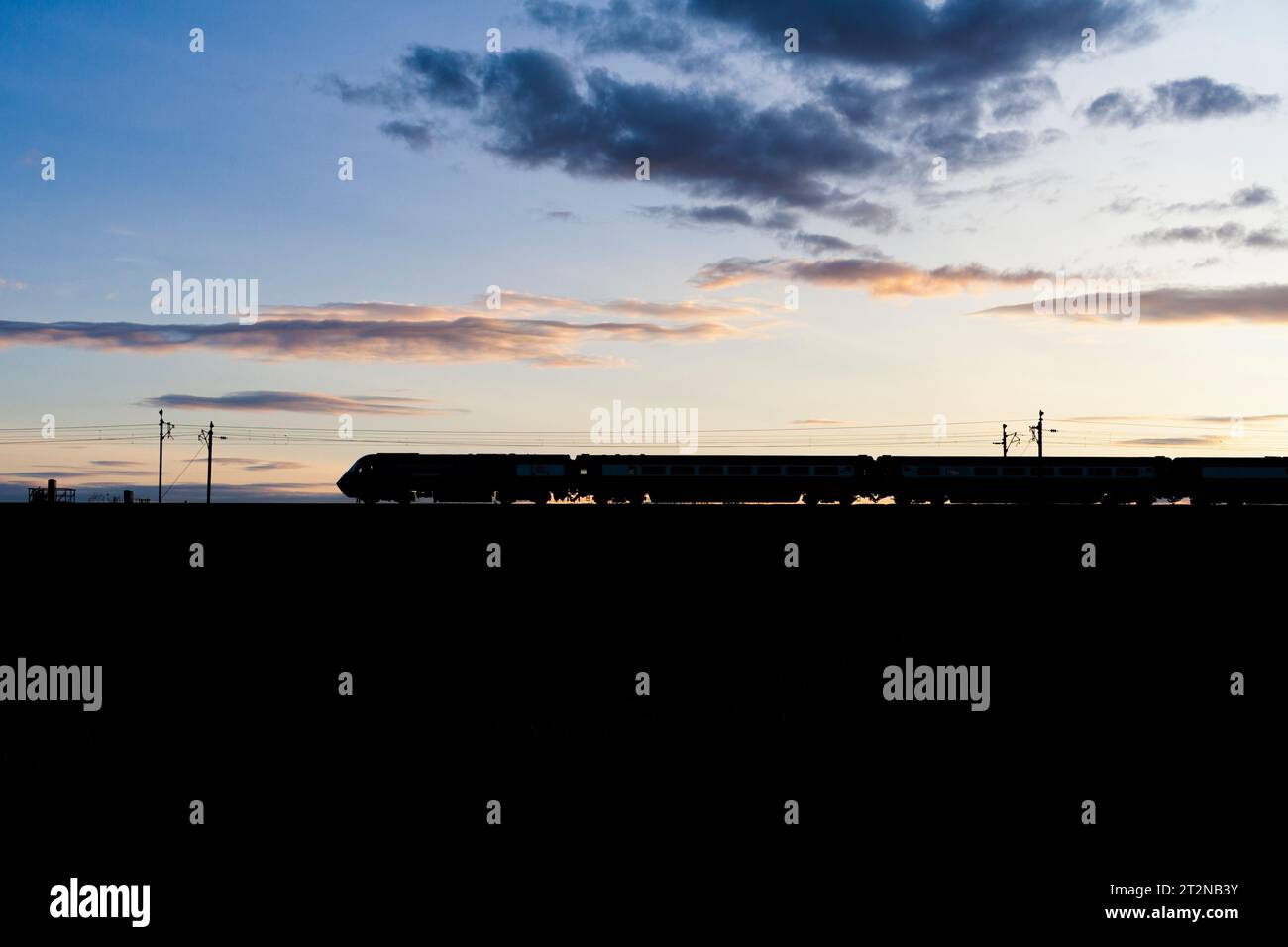 Die Lokomotive Services Blue Pullman Luxus-Dining-Zug auf der Westküste mit einer Silhouette bei Sonnenuntergang ist ein umgebauter Intercity 125. Stockfoto