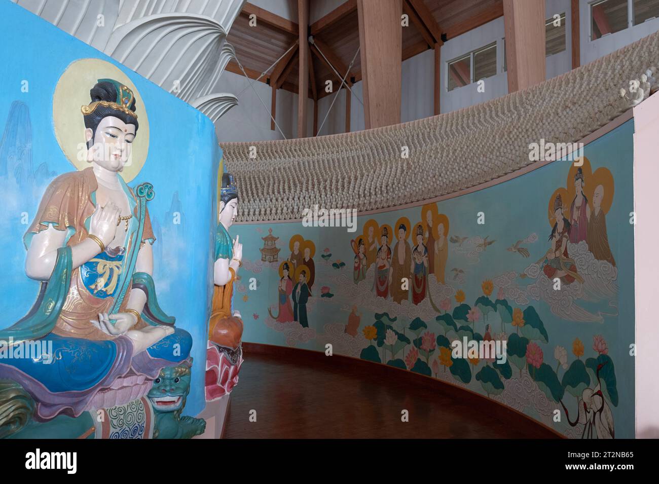 Wunderschöne buddhistische Statuen am Fuße ihrer riesigen Buddha-Statue Vairocana, dem kosmischen Buddha. Im Chuang Yuen Monestery in Carmel, New York. Stockfoto