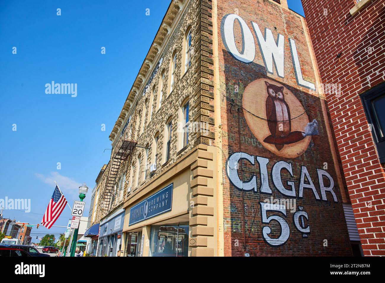 Owl Cigar 5 Cent Wandgemälde auf der Gassenseite des Gebäudes in der Innenstadt von Columbia City Stockfoto