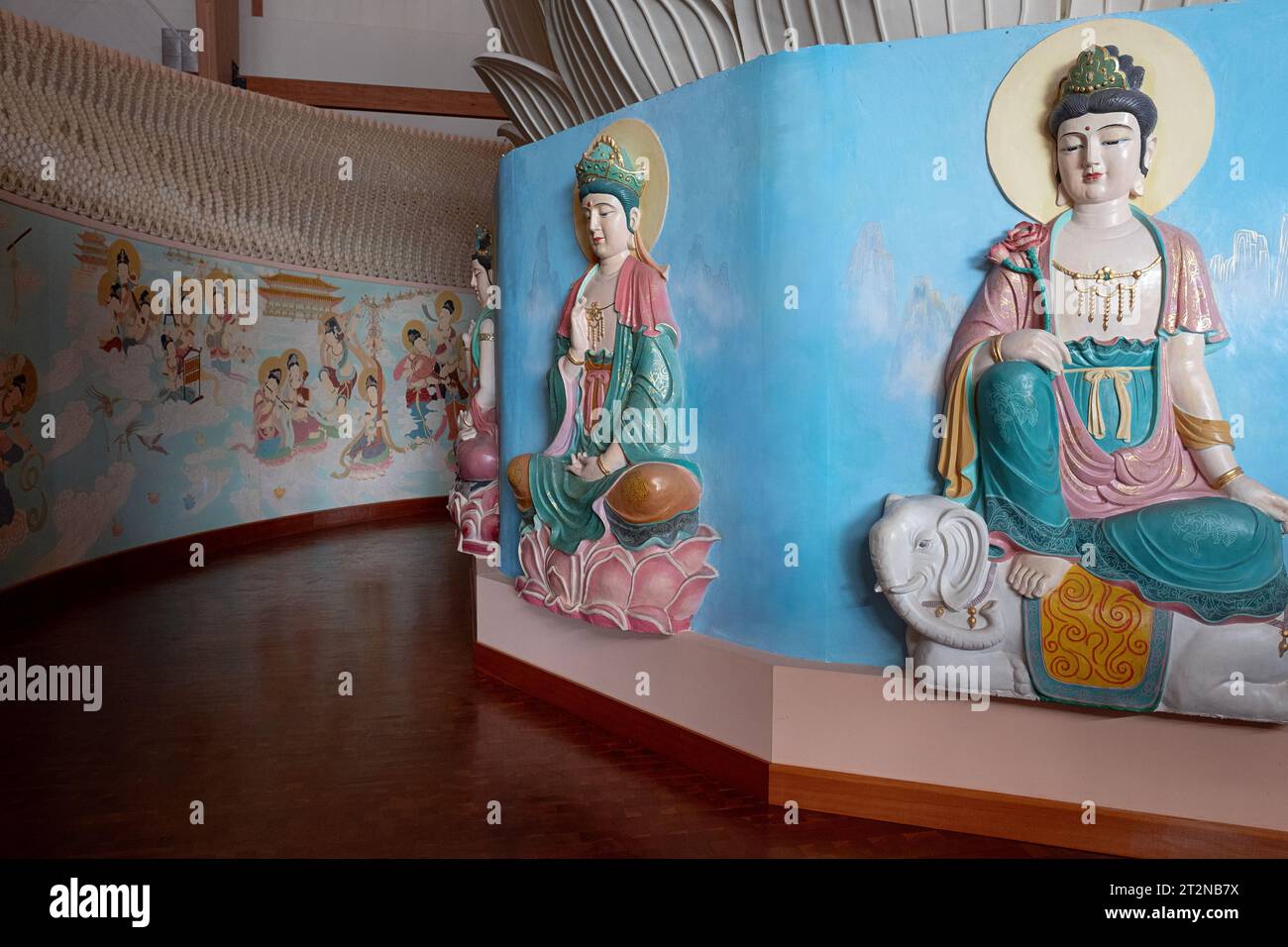Wunderschöne buddhistische Statuen am Fuße ihrer riesigen Buddha-Statue Vairocana, dem kosmischen Buddha. Im Chuang Yuen Monestery in Carmel, New York. Stockfoto