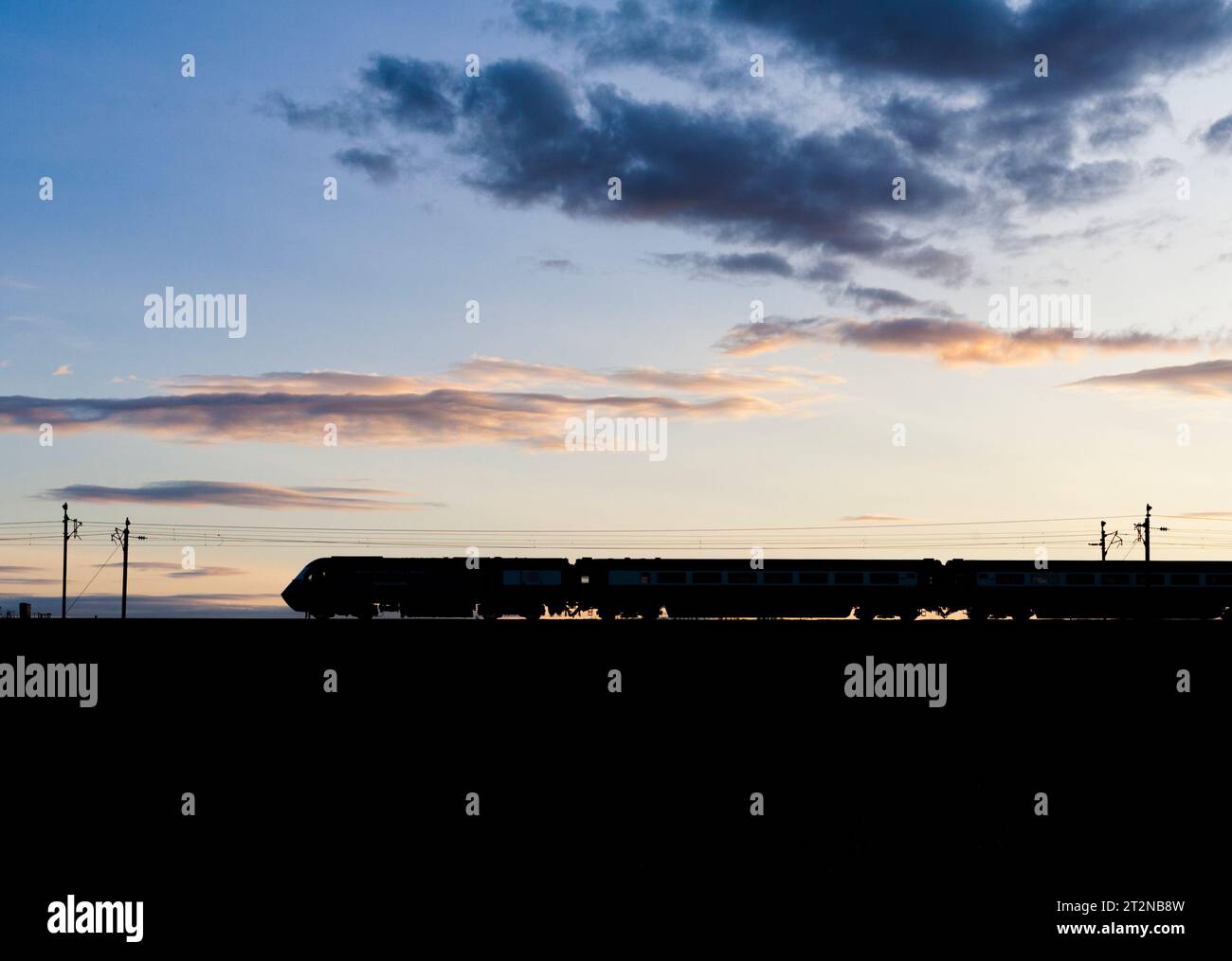 Die Lokomotive Services Blue Pullman Luxus-Dining-Zug auf der Westküste mit einer Silhouette bei Sonnenuntergang ist ein umgebauter Intercity 125. Stockfoto