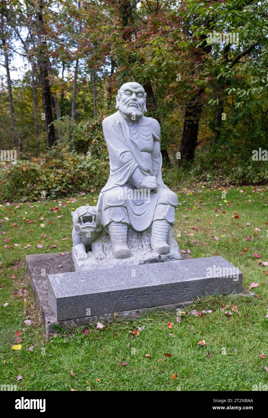 Eine Statue von Kaludaya Thera, einem Zeitgenossen Buddhas. Auf dem Weg zum Chuang Yen Buddhist Monastery in Carmel, Putnam County, New York. Stockfoto