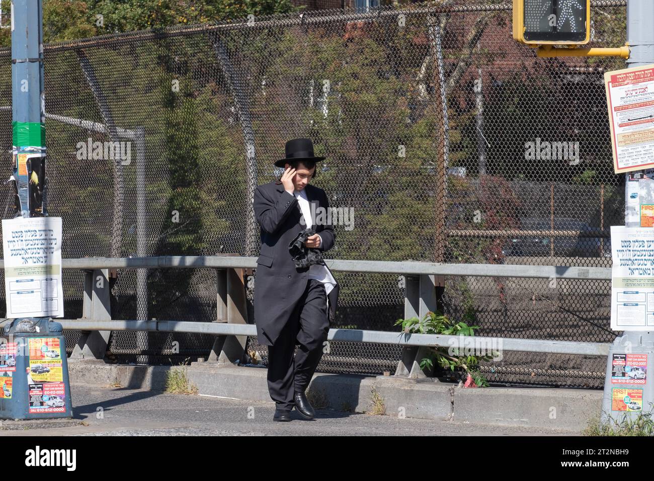 Ein orthodoxer jüdischer Mann läuft allein auf der BQE-Überführung auf der Lee Avenue in Brooklyn, New York. Stockfoto