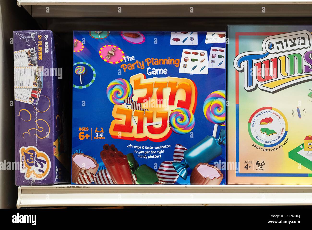 MAZEL TOV, ein Spiel für orthodoxe jüdische Kinder mit hebräischer und englischer Schrift auf der Schachtel. Im Toys 4 U-Laden in Monsey, New York. Stockfoto