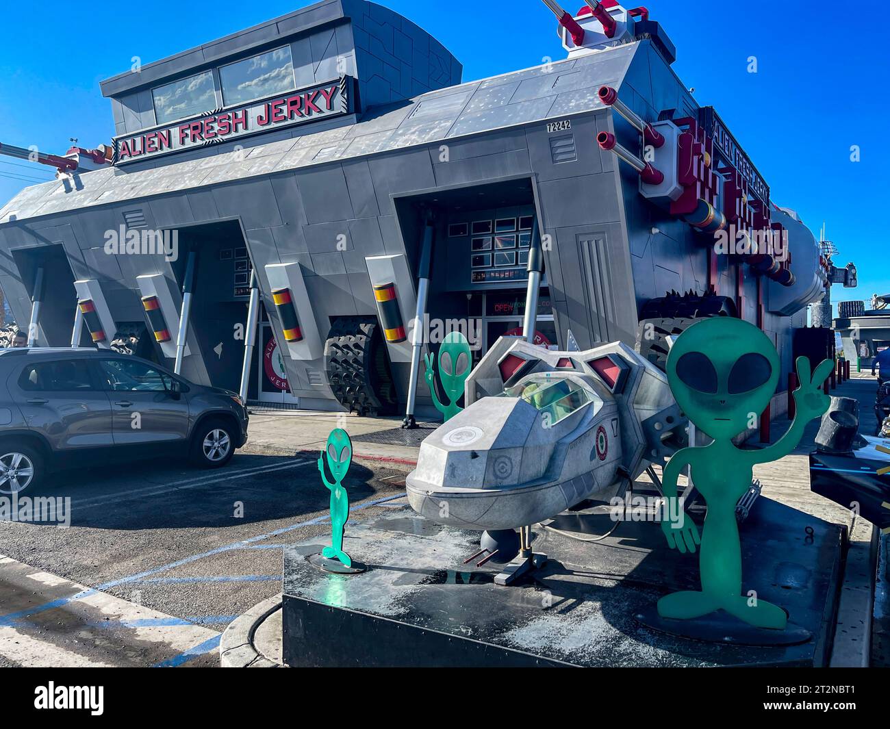 Baker, USA; 16. Januar 2023: Alien Fresh Jerky Store mitten in der Mojave-Wüste, zwischen dem Highway von Los Angeles in Kalifornien und Las V. Stockfoto