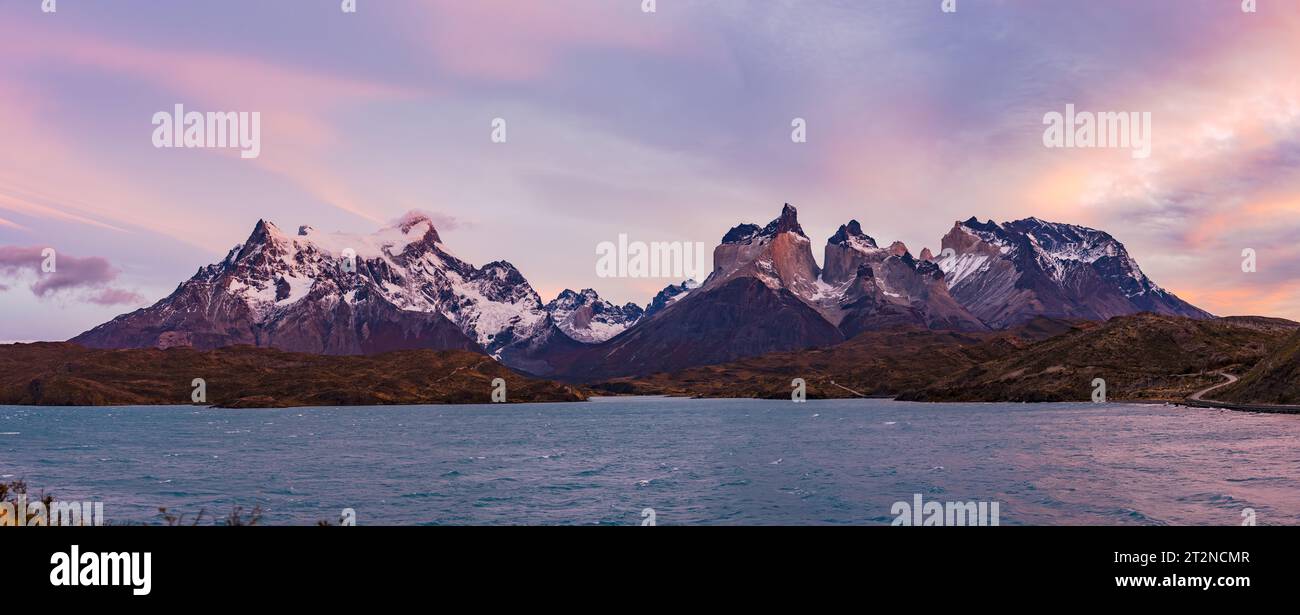 Malerische Morgenatmosphäre vor Sonnenaufgang in den Bergen von Torres del Paine mit Cerro Paine Grande und Los Cuernos, Chile, Patagonien und South Amer Stockfoto