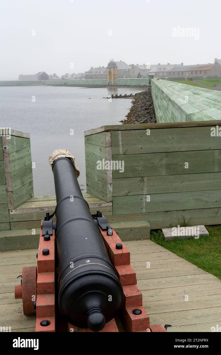 Kanone und Stützmauer in der Louisbourg Festung in Nova Scotia. Stockfoto