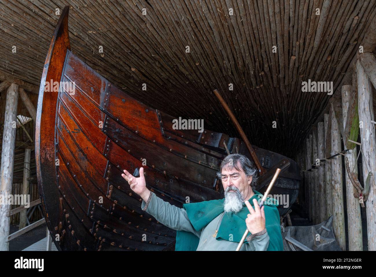 Nordischer Schauspieler erklärt Wikingerschiff in L'Anse Aux Meadows, Neufundland. Stockfoto