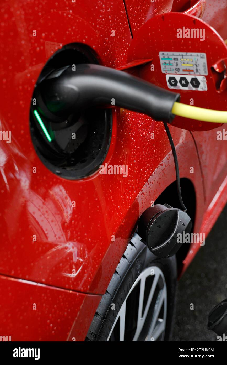 20.10.2023, Düsseldorf, Deutschland, ein Aufladestation für Elektofahrzeuge auf dem Parkplatz des METRO-Großmarktes in Düsseldorf Foto: Norbert Schmidt, Düsseldorf Stockfoto