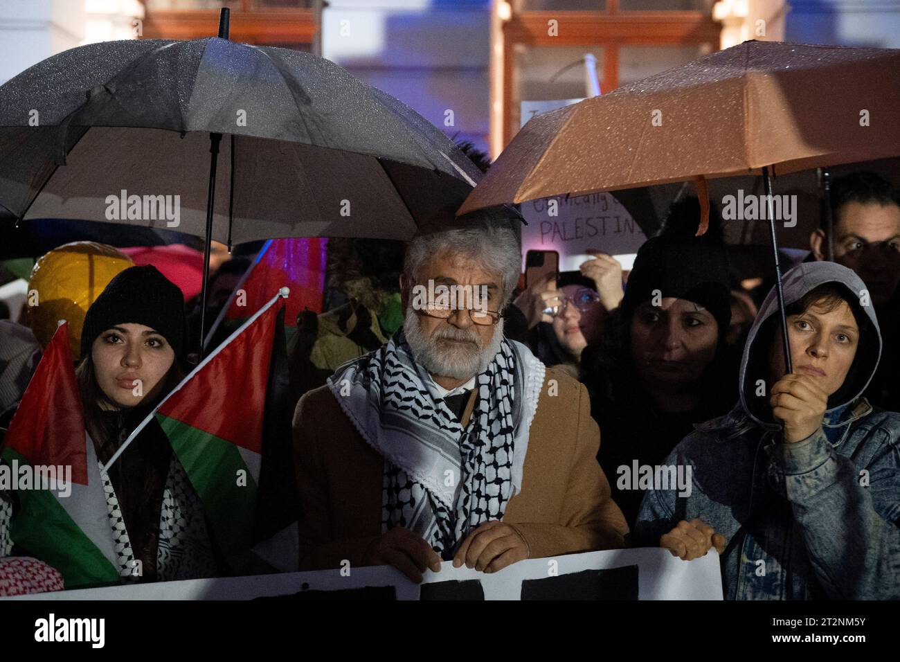 Der palästinensische Botschafter in Polen, Mahmoud Khalifa (Mitte), wird während einer Kundgebung zur Unterstützung Palästinas in Warschau, Polen, am 20. Oktober 2023 gesehen. Israel hat seit einer Überraschungsoffensive der Hamas am 7. Oktober eine vollständige Blockade des Gazastreifens eingeleitet. Der Angriff der Hamas führte zu mehr als 1400 Todesopfern auf israelischem Territorium und veranlasste den israelischen Premierminister Benjamin Netanjahu, den Krieg gegen die militante Gruppe zu erklären. Die Bewohner des Gazastreifens haben schwer unter Nahrungsmittel-, Wasser- und Stromknappheit gelitten, nachdem Israel eine Bombenkampagne gestartet hat, die Tausende von Menschen verursacht hat Stockfoto