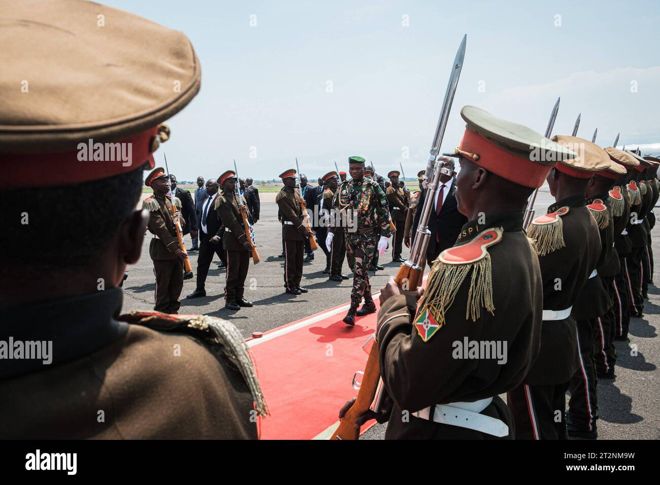 Burundi-Bujumbura, 20. Oktober 2023, Brice Oligui Nguema 2R, Präsident der Transition of Gabun, trifft am Ndadaye International Airport in Bujumbura Burundi ein. Quelle: Nitanga Tchandrou Copyright: xx Credit: Imago/Alamy Live News Stockfoto