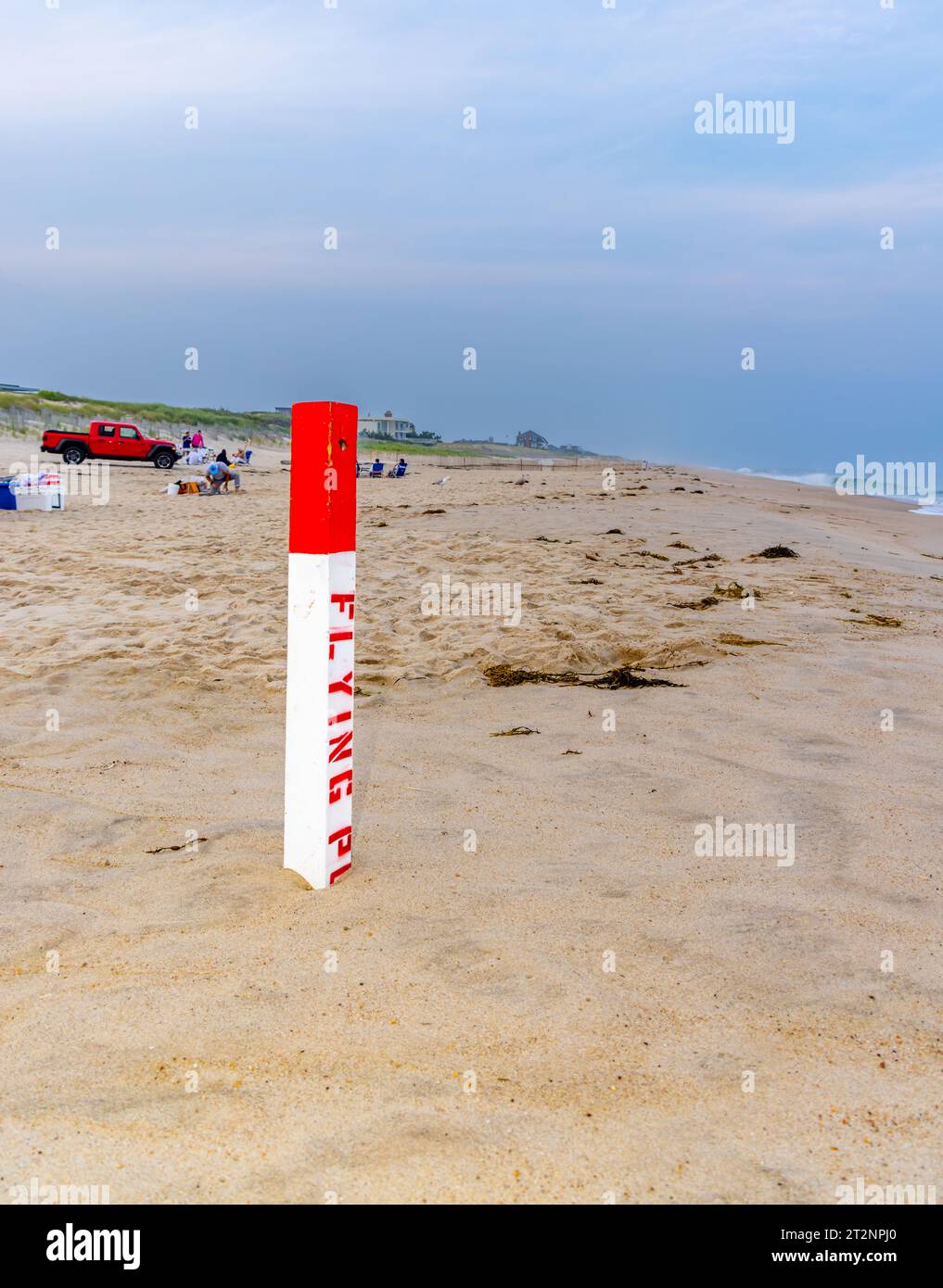 Rote Strandmarkierung am Flying Point Beach Stockfoto