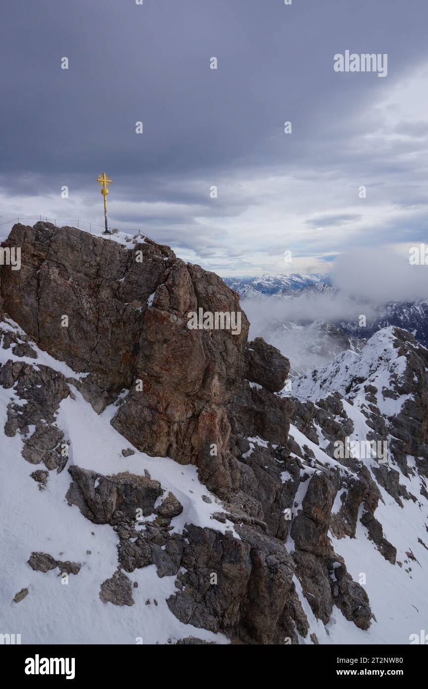 Schneebedeckter Berggipfel mit goldener Statue Stockfoto