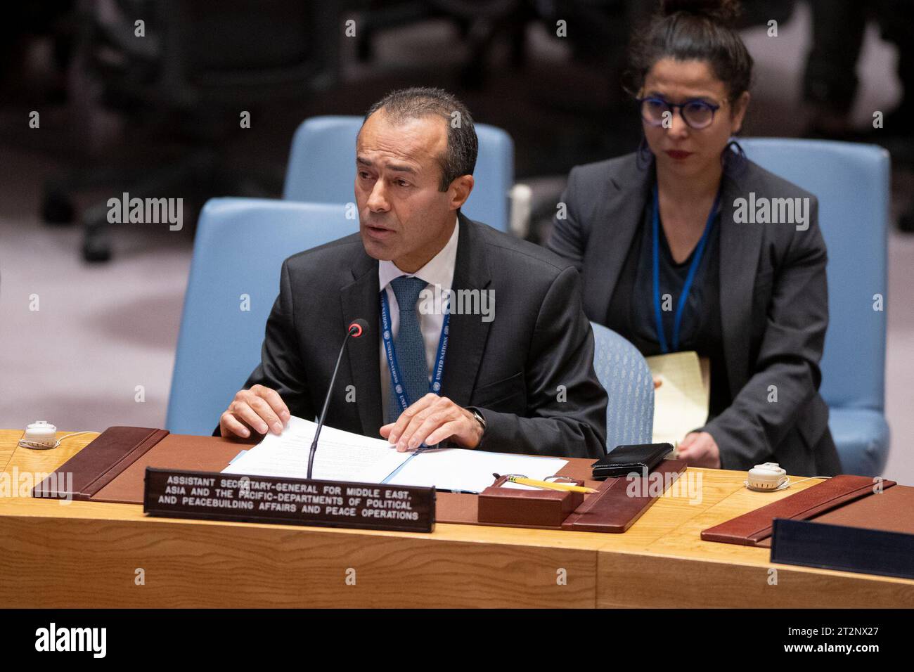 (231020) -- VEREINTEN NATIONEN, 20. Oktober 2023 (Xinhua) -- Khaled Khiari (Front), stellvertretender Generalsekretär der Vereinten Nationen für den Nahen Osten, Asien und den Pazifik, spricht bei einer hochrangigen Debatte des UN-Sicherheitsrates über den Beitrag regionaler, subregionale und bilaterale Vereinbarungen zur Verhütung und friedlichen Beilegung von Streitigkeiten im Hauptquartier der Vereinten Nationen in New York am 20. Oktober 2023. Der UN-Beamte hat am Freitag vor den negativen globalen Auswirkungen geopolitischer Spannungen gewarnt, da die Weltordnung im Wandel begriffen ist. (Manuel Elias/UN Foto/Handout via Xinhua) Stockfoto
