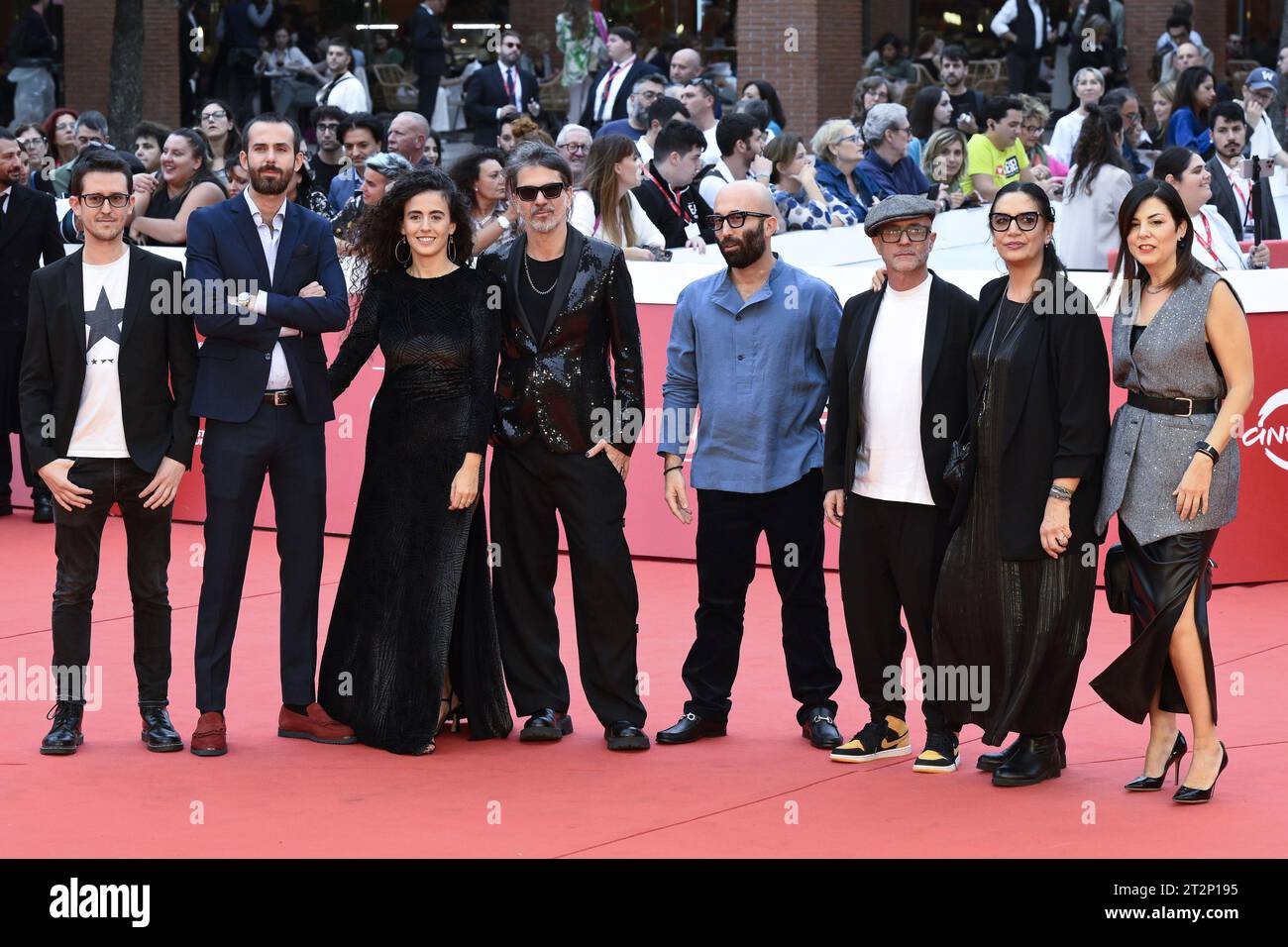 Rom, Italien. Oktober 2023. Verdiana Vitti, Rodrigo D'Erasmo, Giorgio Testi, Daniele Parascandolo, ein Gast und Rossella Rizzi besuchen einen roten Teppich für den Film "Negramaro - Back Home". Ora so Tornare' während der 18. Ausgabe des Rome Film Festivals, 20. Oktober 2023, Auditorium Parco della Musica, Rom, Italien Credit: Live Media Publishing Group/Alamy Live News Stockfoto