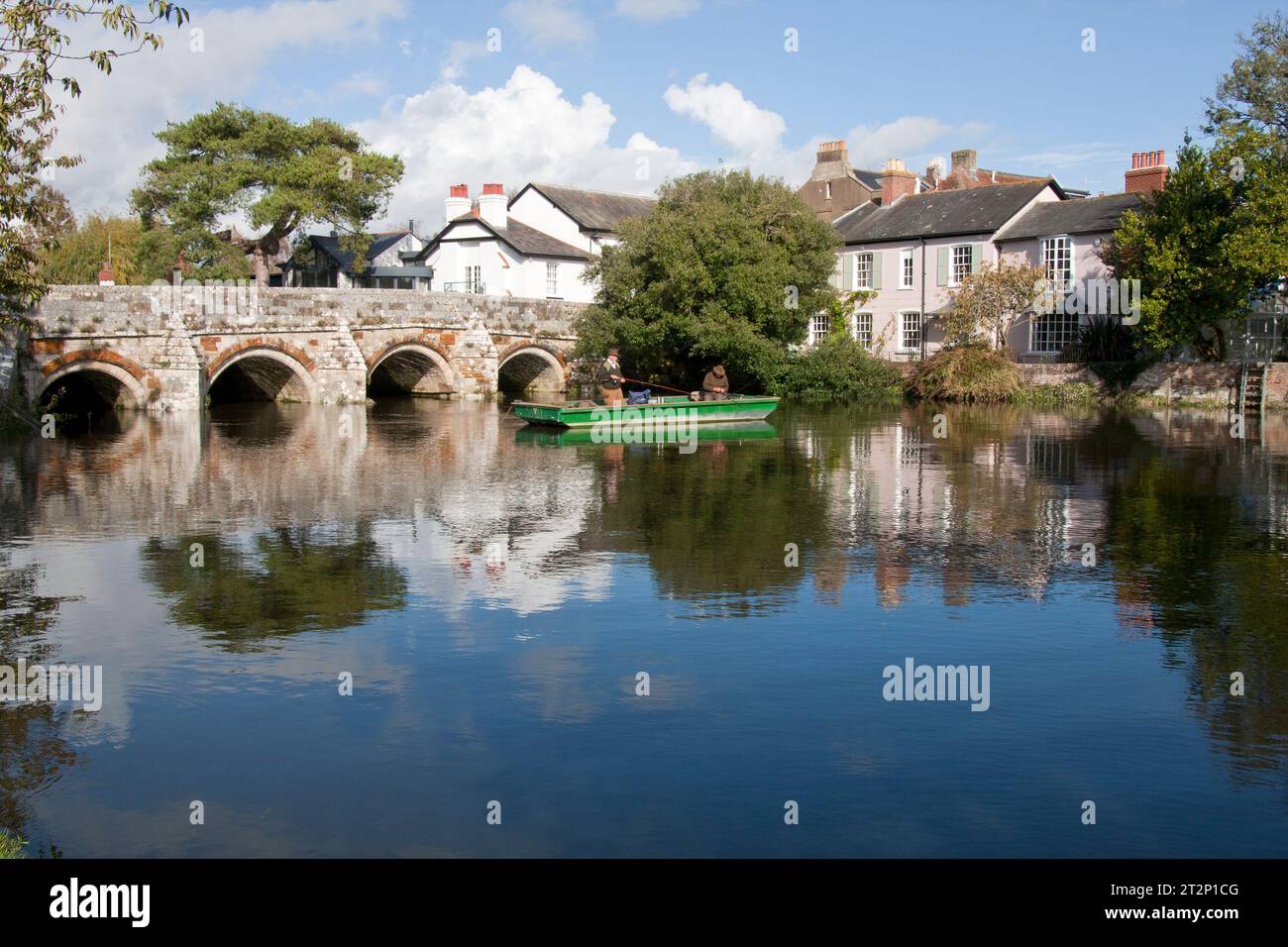 Historische Brücke am Fluss Stour, Christchurch, Dorset, England Stockfoto