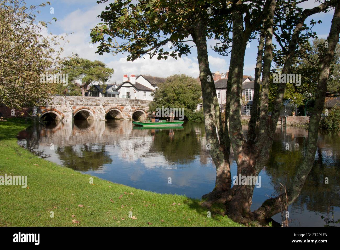 Historische Brücke am Fluss Stour, Christchurch, Dorset, England Stockfoto