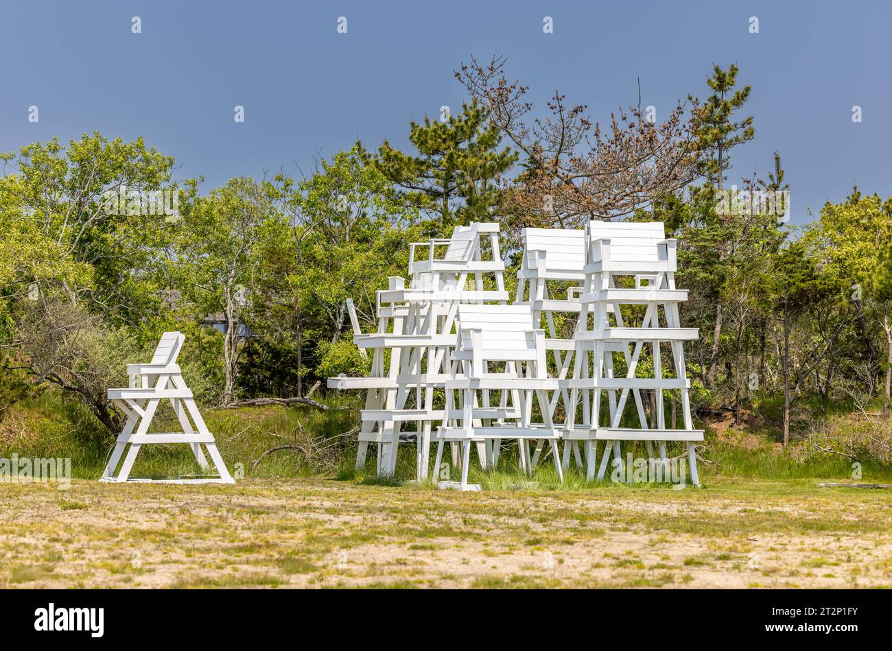 Eine Gruppe frisch bemalter Rettungsschwimmer-Stände Stockfoto