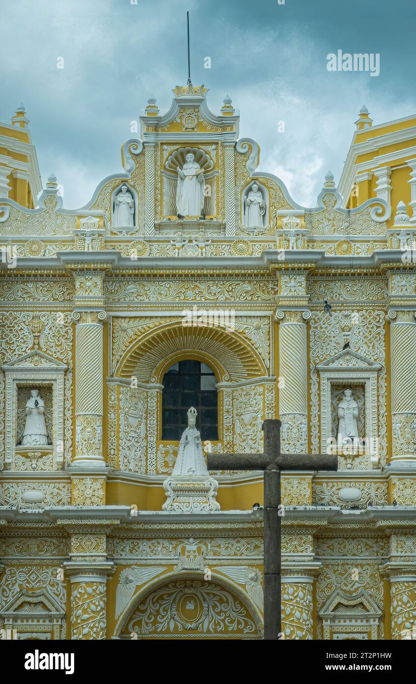 Guatemala, La Antigua - 20. Juli 2023: Klosterkirche Nuestra Senora de la Merced. Fassadendetail mit Statuen: St. Peter Nolasco oben, unter Jungfrau Stockfoto