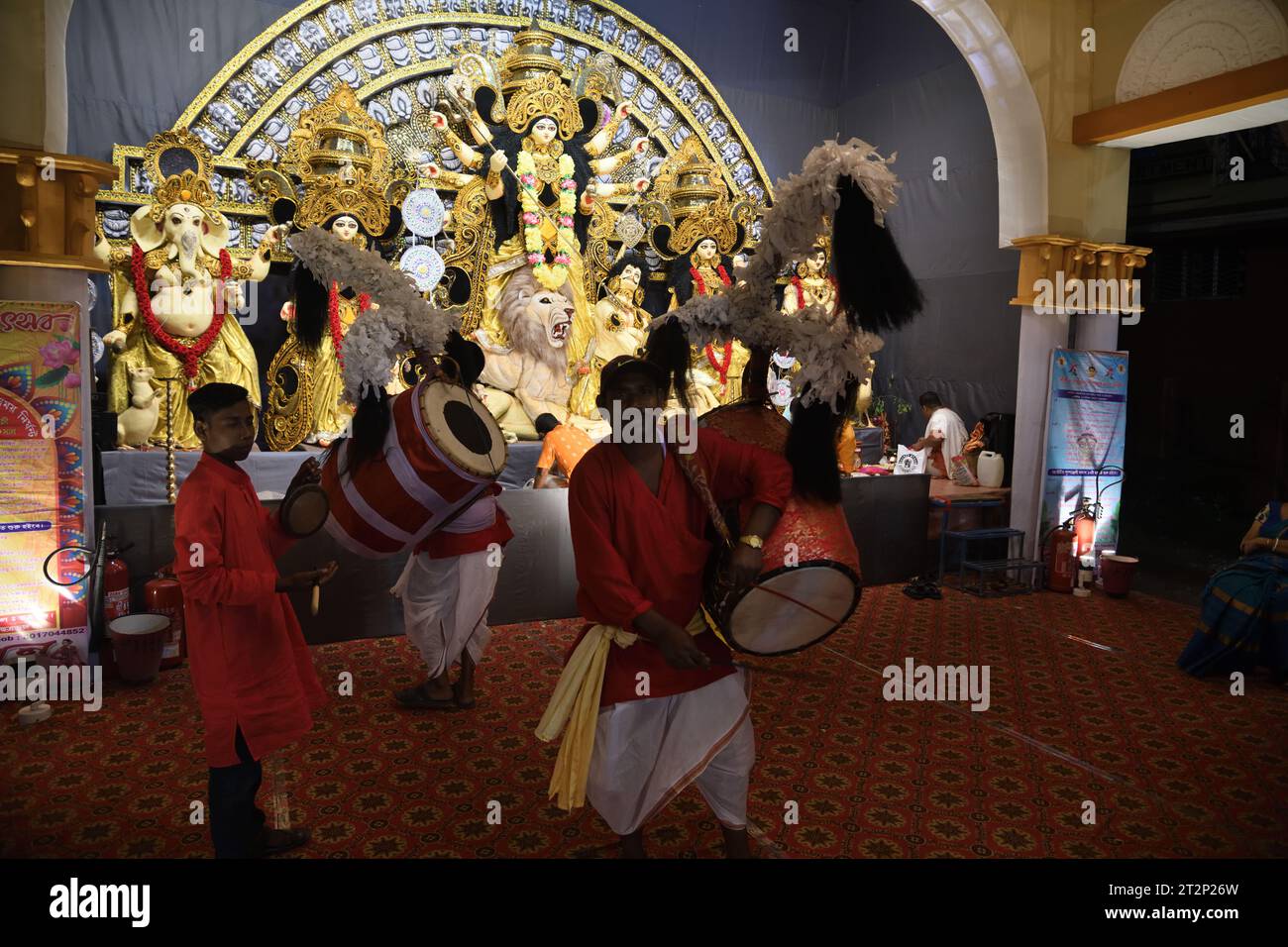 Kalkutta, Indien. Oktober 2023. Abendliche Rituale der jährlichen mehrtägigen Gemeindeverehrung der hinduistischen Göttin Durga, wo Dhakis vor der Göttin Durga auf dem glückverheißenden Shashthi Tithi tanzen. Die Durga Puja im Herbst ist das größte mehrtägige jährliche Hindu-Festival im Nordosten Indiens. (Foto: Biswarup Ganguly/ Pacific Press) Credit: Pacific Press Media Production Corp./Alamy Live News Stockfoto