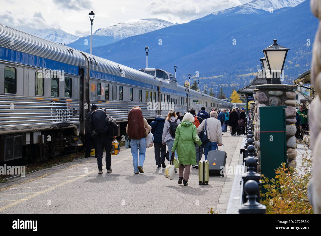 Passagiere steigen aus dem kanadischen Via Rail-Zug in Jasper, Alberta Stockfoto