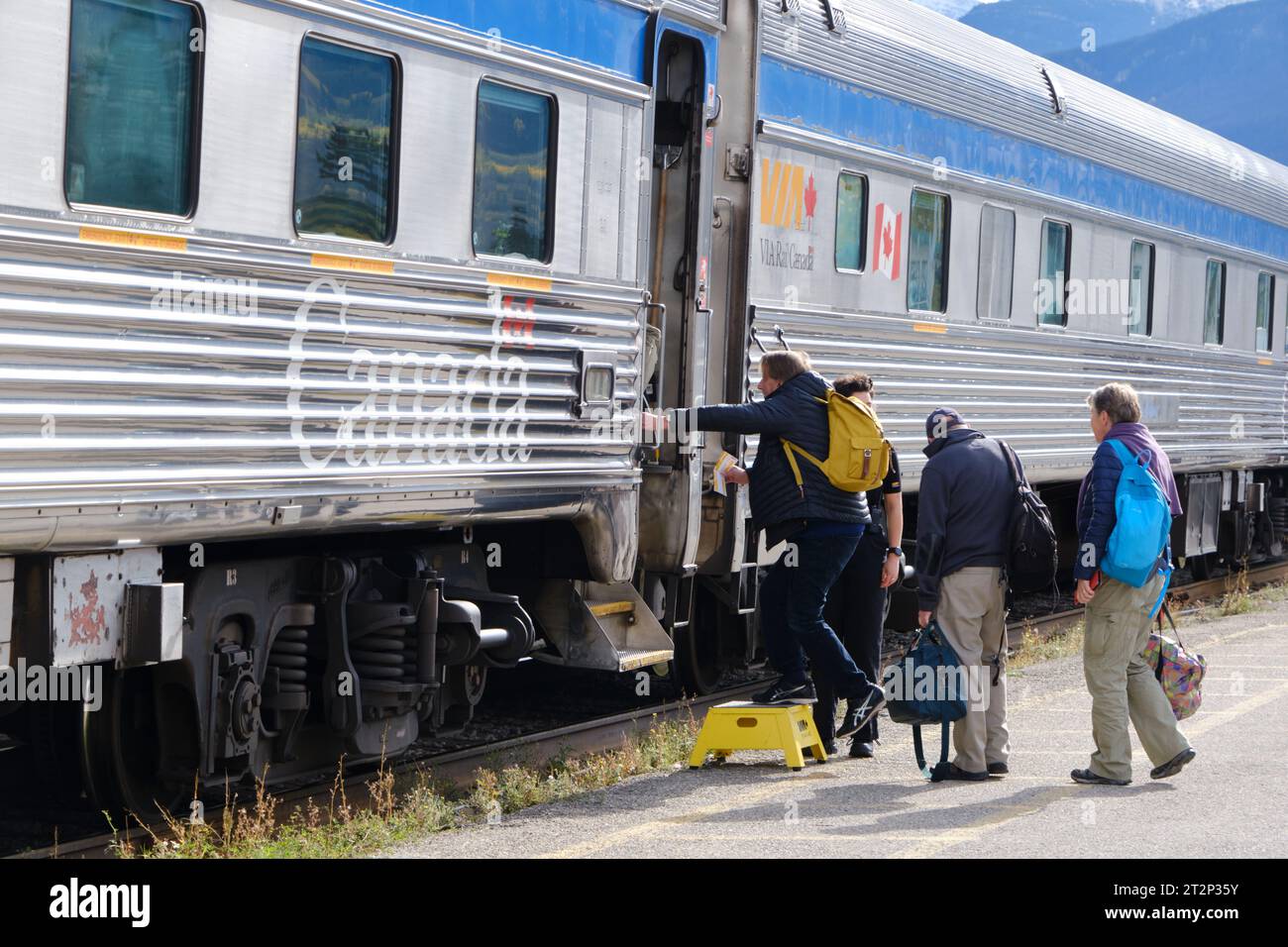 Passagiere, die in Jasper, Alberta, in den kanadischen Via Rail-Zug einsteigen Stockfoto