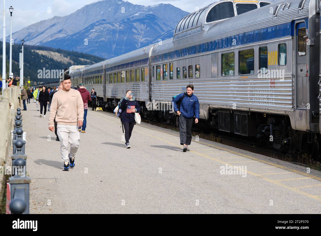 Passagiere steigen aus dem kanadischen Via Rail-Zug in Jasper, Alberta Stockfoto