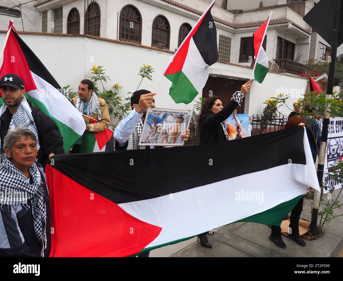 Lima, Peru. Oktober 2023. Eine Gruppe von Demonstranten versammelte sich vor der Botschaft der Vereinigten Staaten von Amerika in Lima, um das palästinensische Volk und gegen den Israel-Hamas-Krieg im Gazastreifen zu unterstützen. Quelle: Fotoholica Presseagentur/Alamy Live News Stockfoto