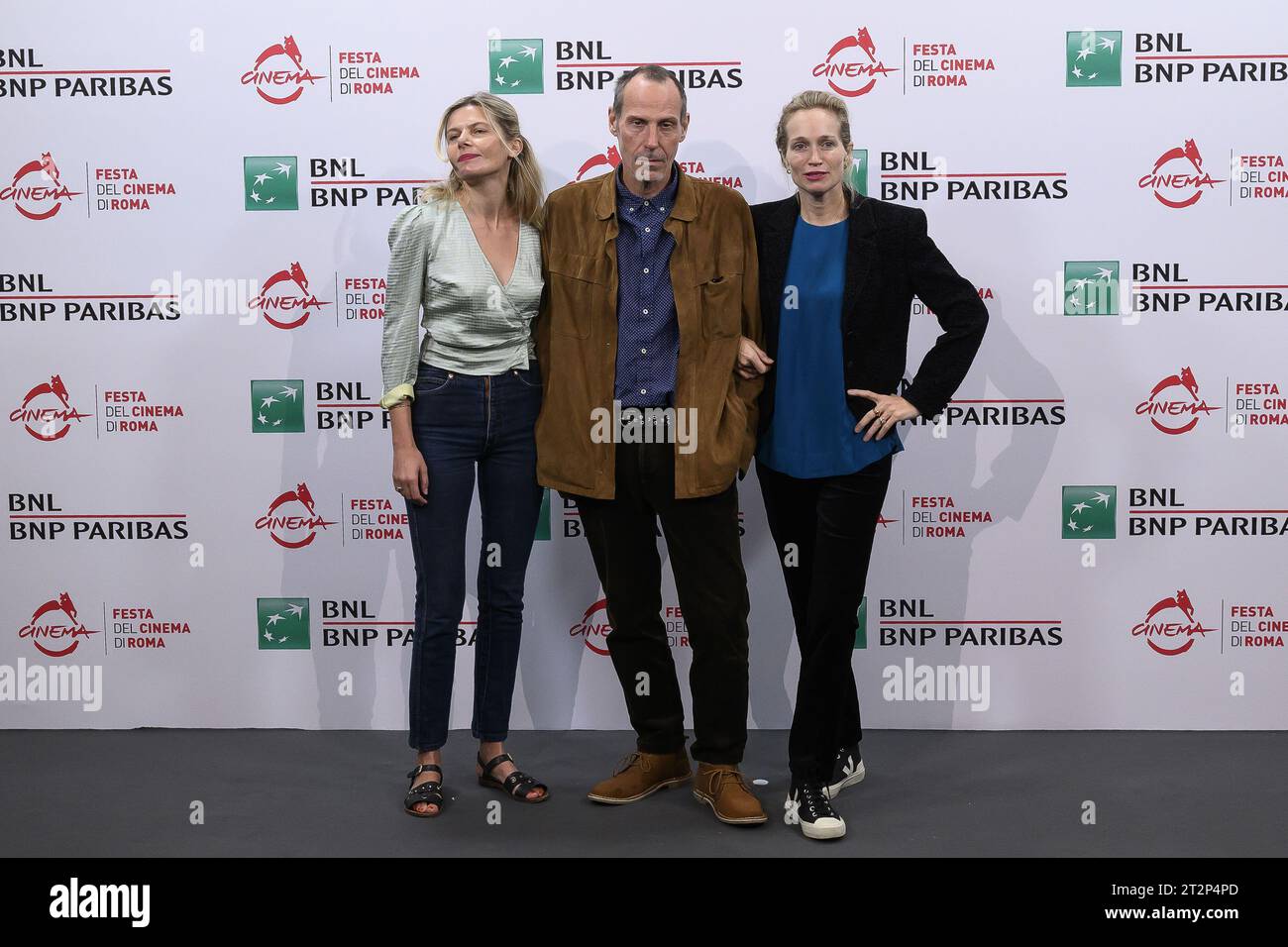 Rom, Italien. Oktober 2023. Svetlana Zill, Marlon Richards und Alexis Bloom nehmen an einem Fotocall für den Film â&#x80;&#x9c;Catching Fire: The Story of Anita Pallenbergâ&#x80;&#x9d; während der 18. Ausgabe des Rome Film Festivals, 20. Oktober 2023, Auditorium Parco della Musica, Rom, Italien Credit: Independent Photo Agency/Alamy Live News Teil Stockfoto