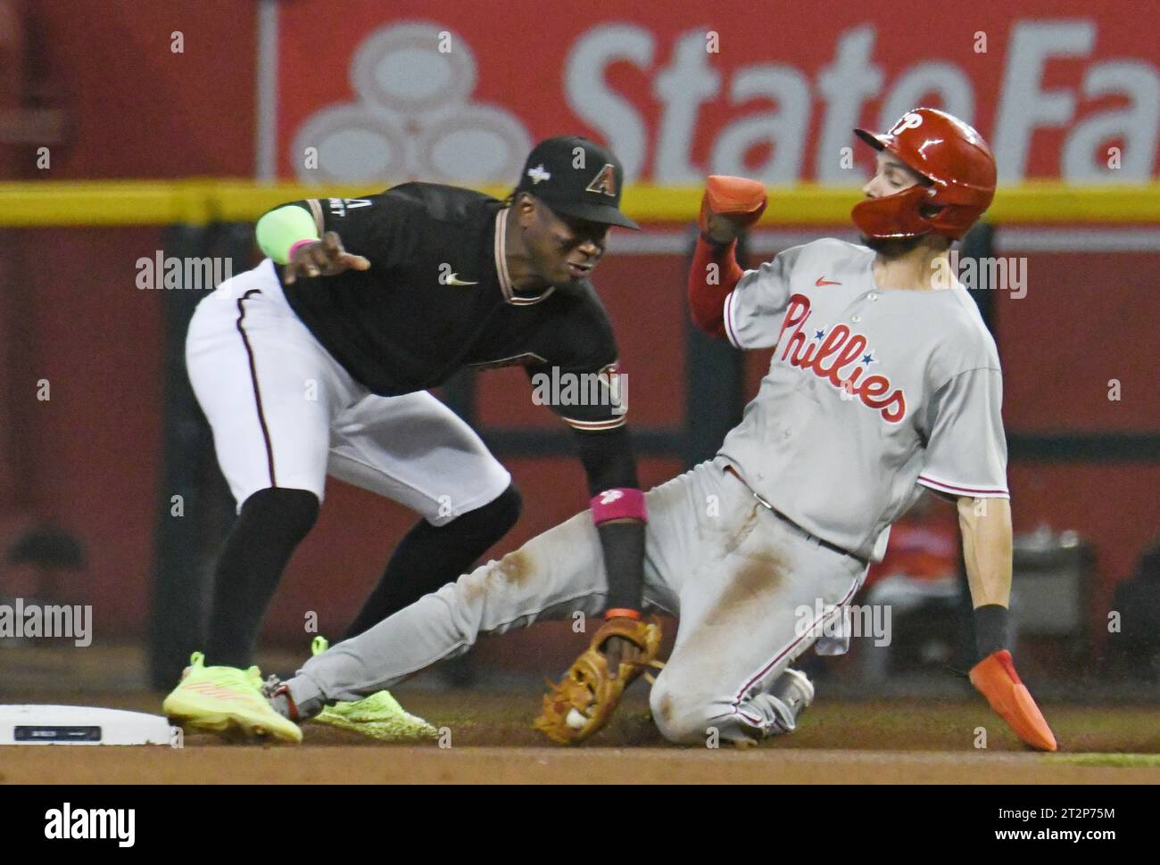 Phoenix, Usa. Oktober 2023. Philadelphia Phillies TREA Turner wird am Freitag, den 20. Oktober 2023, beim ersten Inning im vierten Spiel des NLCS im Chase Field in Phoenix beim Zweiter von Arizona Diamondbacks erwischt. Foto: Rick D'Elia/UPI Credit: UPI/Alamy Live News Stockfoto