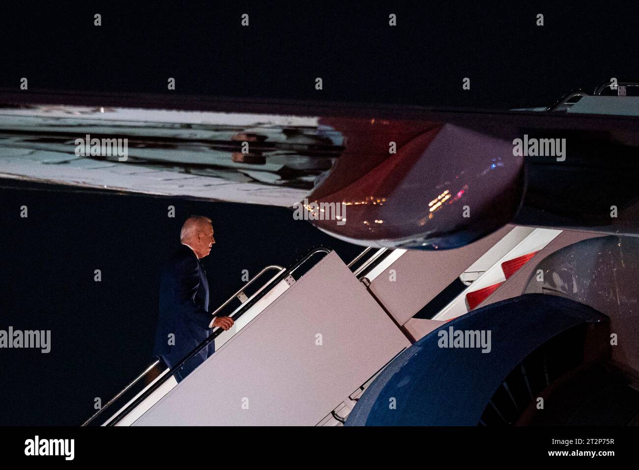 Joint Base Andrews, Usa. Oktober 2023. Präsident Joe Biden besteigt die Air Force One auf der Joint Base Andrews in Maryland, bevor er am Freitag, den 20. Oktober 2023, nach Delaware reiste. Foto: Al Drago/UPI Credit: UPI/Alamy Live News Stockfoto