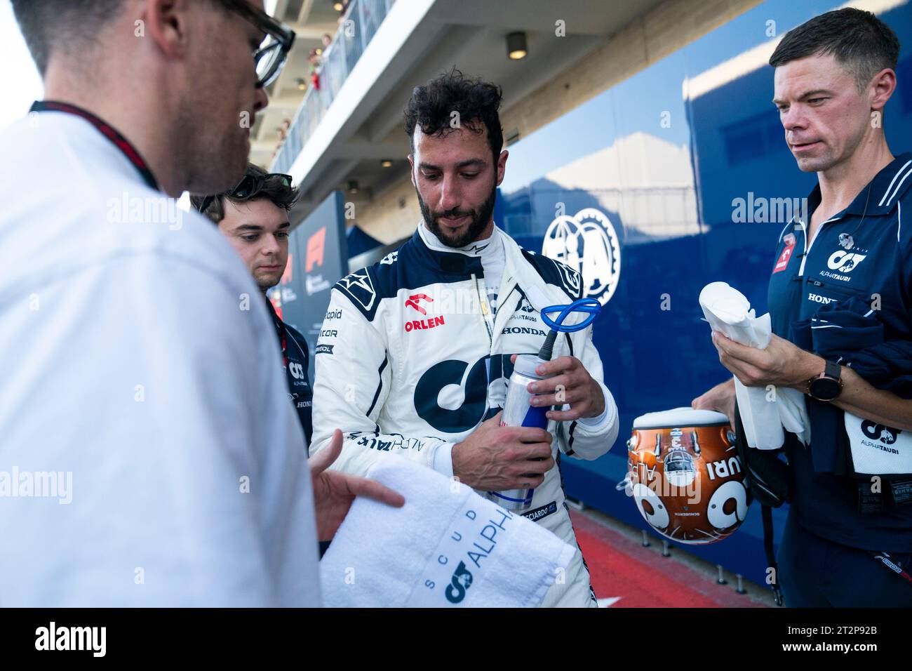 Austin, Usa. Oktober 2023. Daniel Ricciardo von der Scuderia AlphaTauri, australischer Formel-1-Pilot Daniel Ricciardo, ist nach der Qualifikation für den Formel-1-Grand-Prix der USA am Freitag, den 20. Oktober 2023, auf dem Circuit of the Americas in Austin, Texas, zu sehen. Foto: Greg Nash/UPI Credit: UPI/Alamy Live News Stockfoto