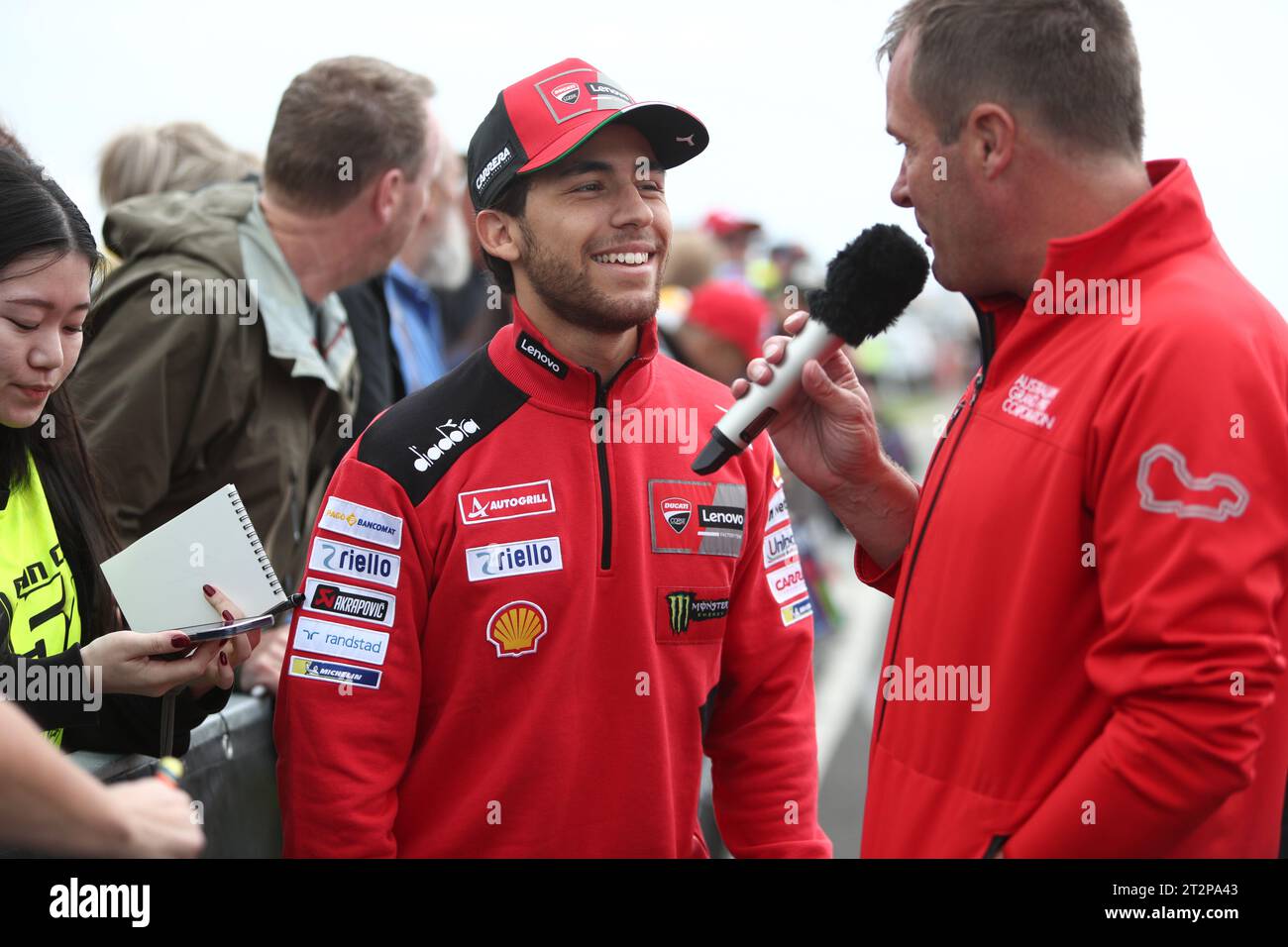 PHILLIP ISLAND, Australien. Oktober 2023. 2023 Guru by Gryfyn Australian Motorcycle Grand Prix - Enea Bastianini (Italien) Ducati Lenovo spricht mit den Fans auf dem Hero Walk auf dem Phillip Island Grand Prix Circuit am 21. Oktober 2023 in Phillip Island, Australien - Image Credit: brett keating/Alamy Live News Stockfoto