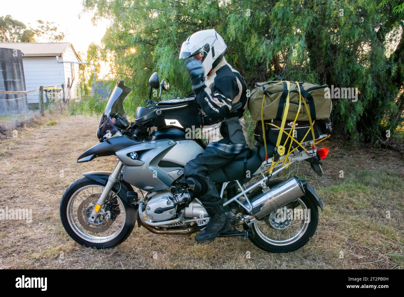 Ein BMW R1200 GS Motorrad und Fahrer. Stockfoto