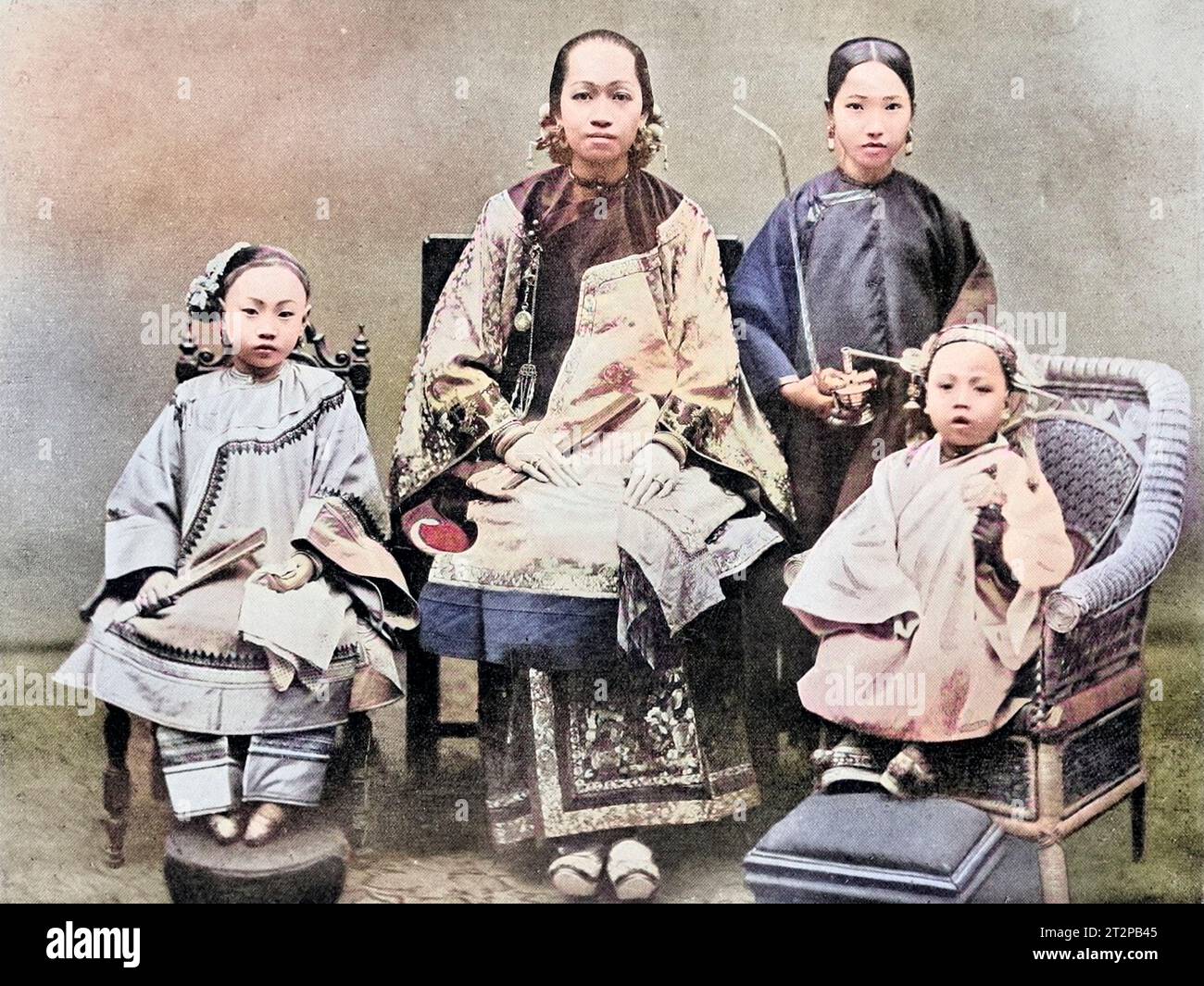 Chinesische Mutter mit Krankenschwester und Kindern Stockfoto