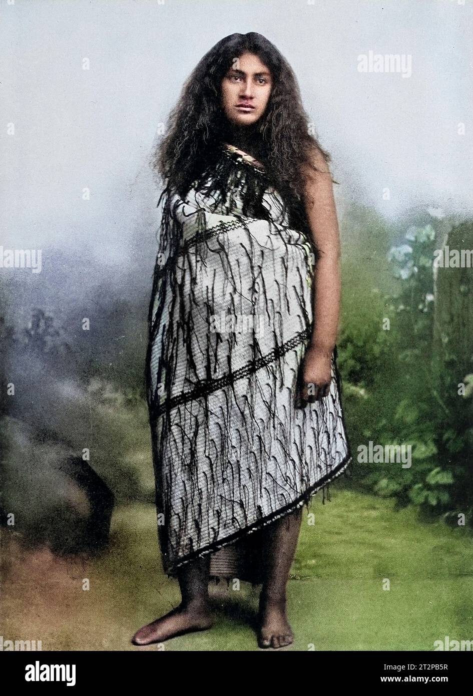 Maori-Mädchen mit mattiertem Kleid Stockfoto