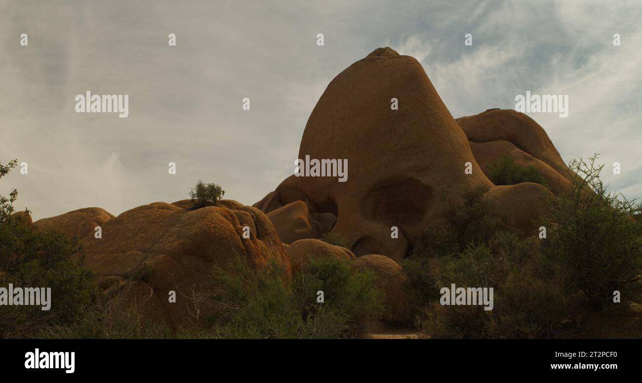 Ghulish Skull Rock mit bewölktem Himmel im Joshua Tree National Park. Stockfoto