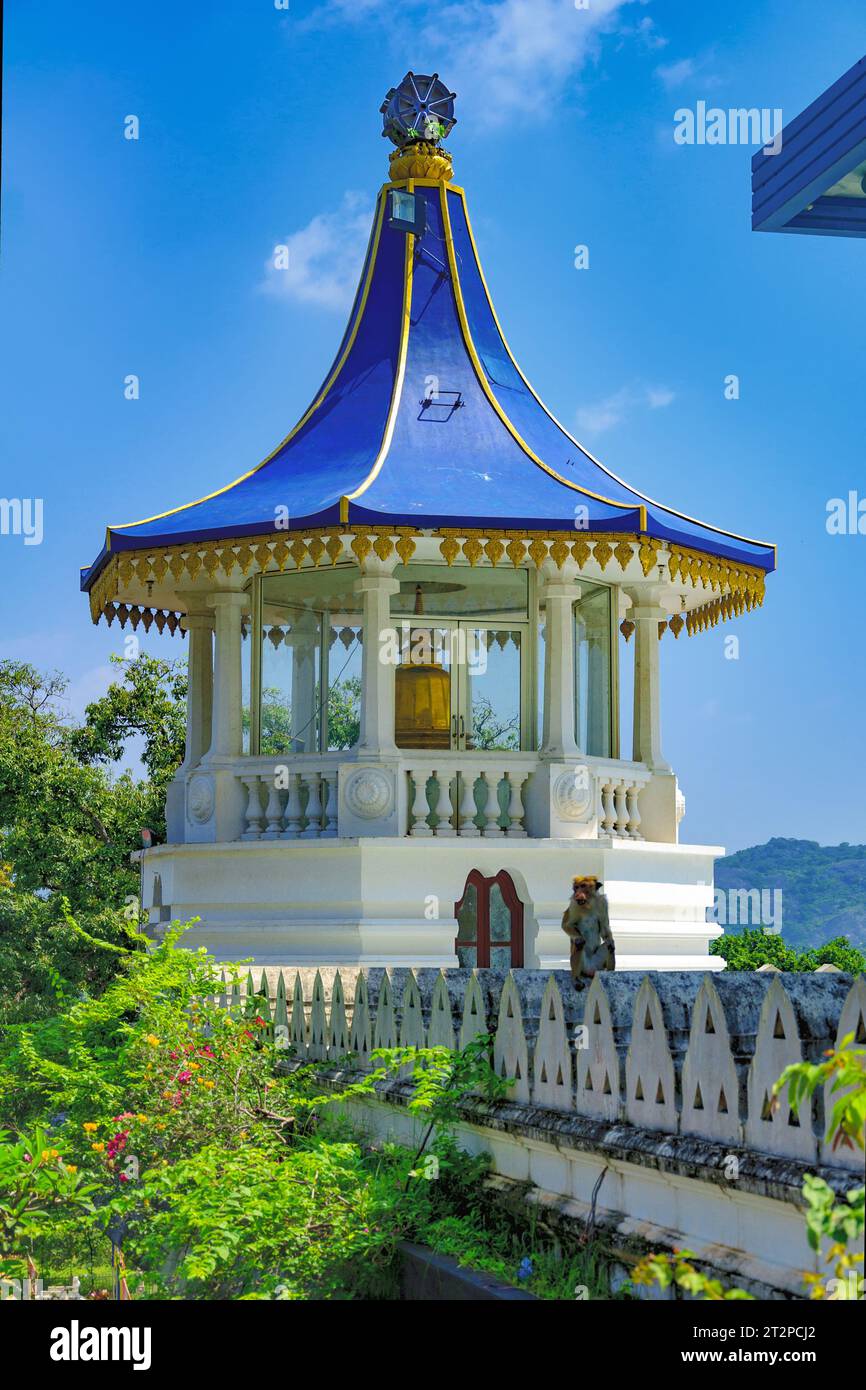 Glockenturm des Goldenen Tempels von Dambulla Sri Lanka (Ceylon) Stockfoto