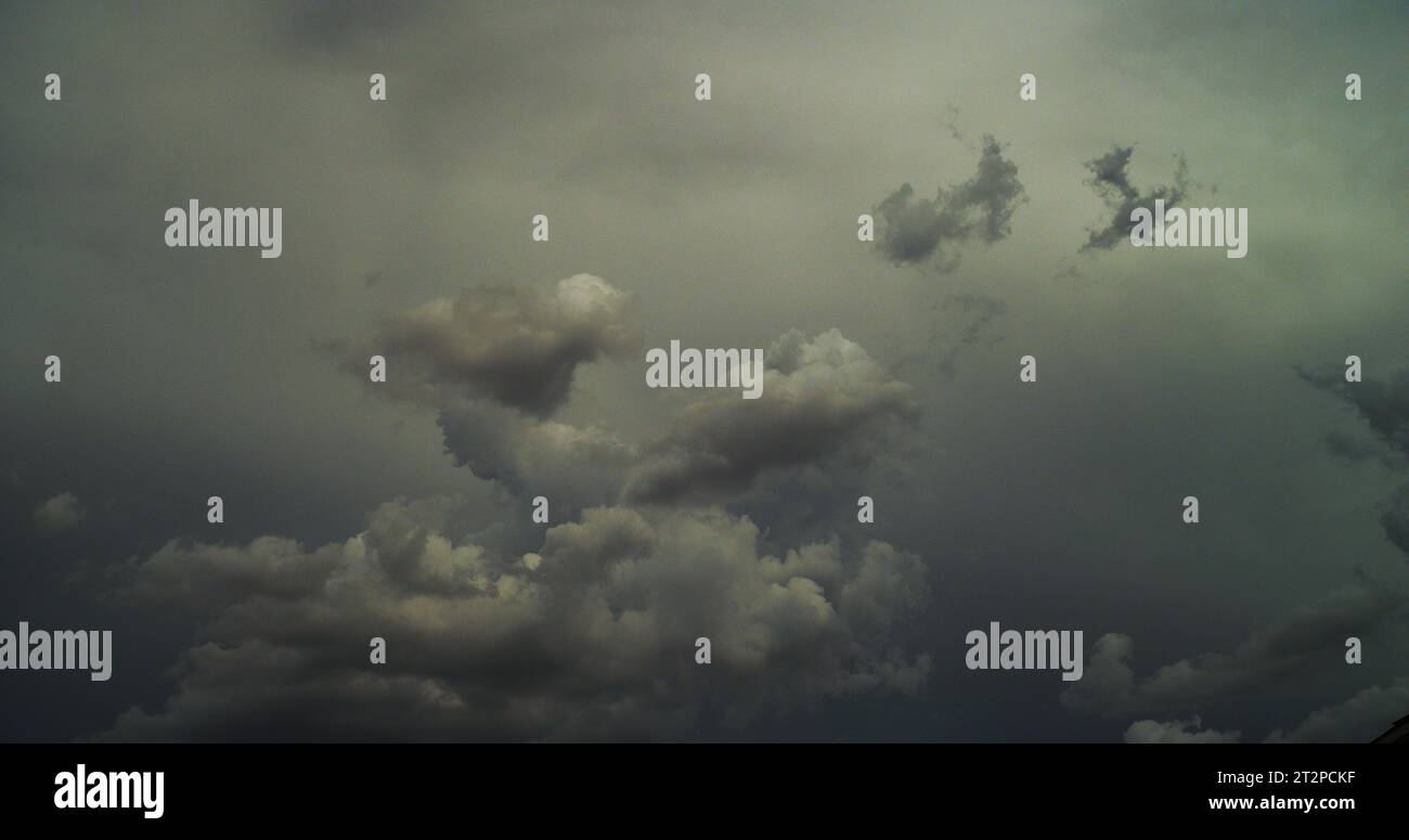 Unheimliche Kumulus und zerlumpte Wolken in einem turbulenten Himmel signalisieren ein sich entwickelndes Gewitter. Stockfoto
