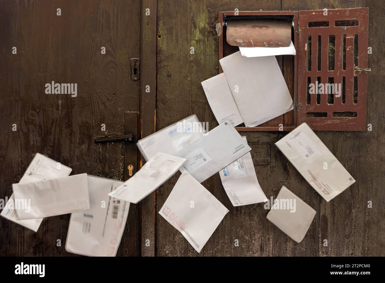 Briefe, die in der Mailbox an der Tür eingelegt werden, fallen heraus Stockfoto