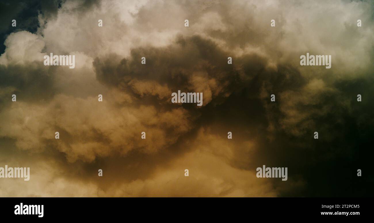 Impressionistische Sturmwolken drohen, wenn der Abend fällt und die Schatten sich vertiefen. Stockfoto