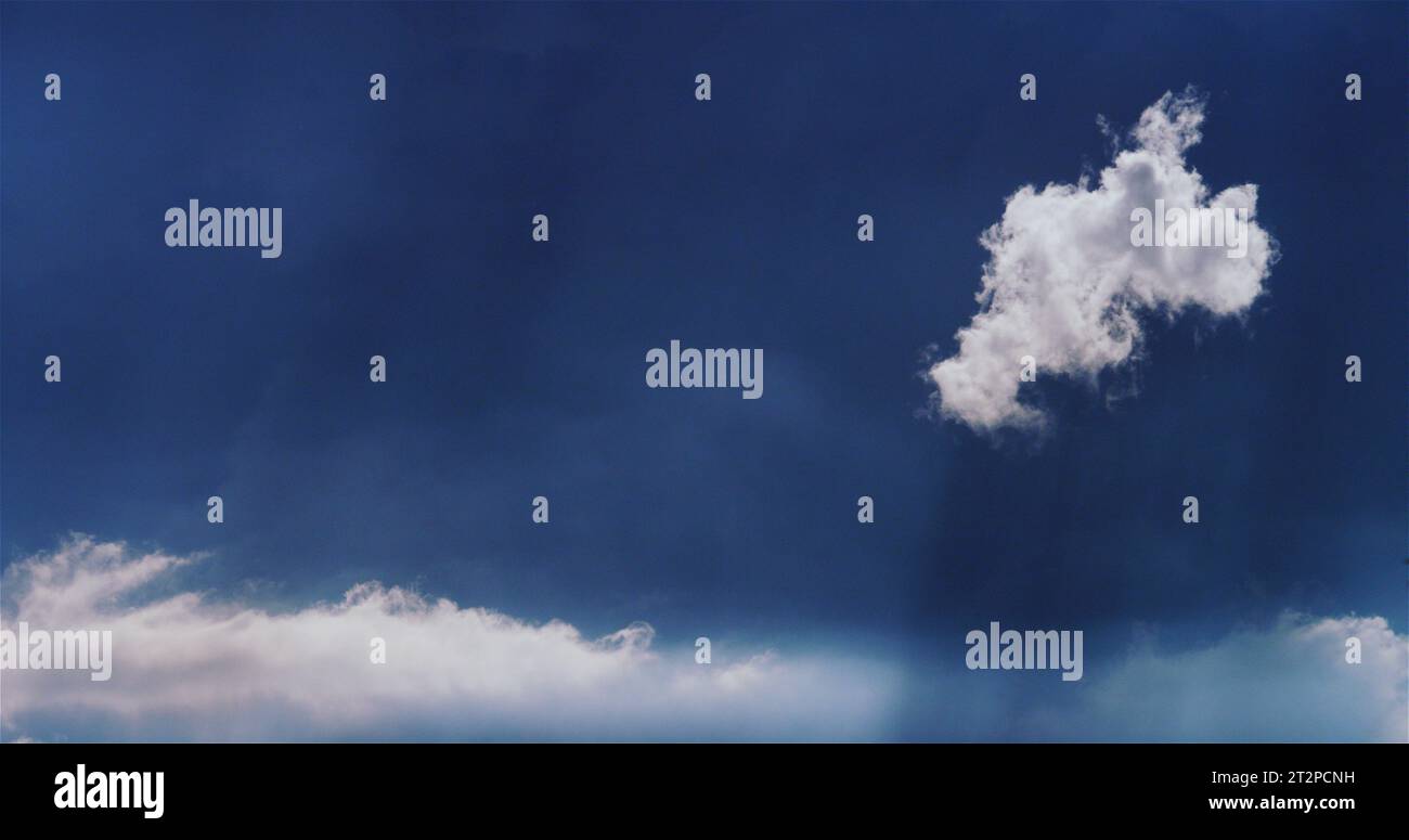 Traumhafte Fraktuswolke, strahlend weiß vor einem blauen Sommerhimmel. Stockfoto