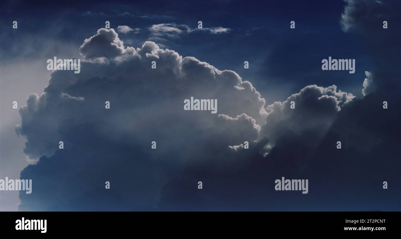 Die Wolkenlandschaft im Sonnenlicht schafft ein himmlisches Paradies in einem stürmischen Himmel. Mit sanfter, unterdrehter Technik für geschmackvolle Wolkenbewegung. Stockfoto