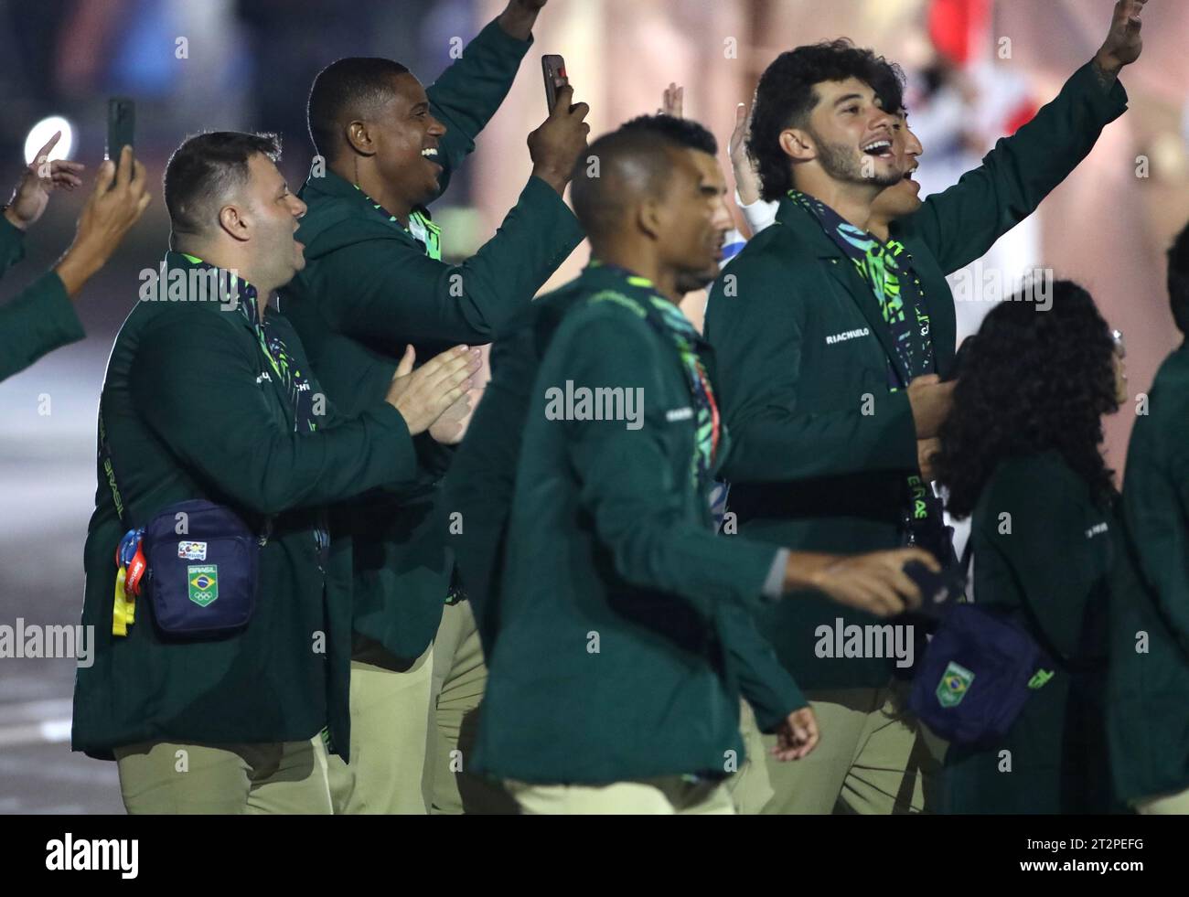 Santiago, Chile. Oktober 2023. (SPO) Eröffnungszeremonie der Panamerikanischen Spiele 2023 in Santiago. 20. Oktober 2023, Santiago, Chile: Die Eröffnungszeremonie der Panamerikanischen Spiele 2023, die vom 20. Oktober bis 5. November in Santiago stattfinden, mit Flugzeugen, musikalischen Darbietungen Pelo Sebastian Yatra, Paraden der teilnehmenden Länder und wichtigen Würdenträgern wie dem Präsidenten Chiles, Gabriel Boric, chilenische Sportministerin Jaime Pizarro, Neven Ilic, Präsident von Panam Sports, Harold Mayne Nicholls CEO von Panam, Schlagzeugerin Juanita Parra von der Musikgruppe Los Jaivas. Quelle: Niyi Stockfoto